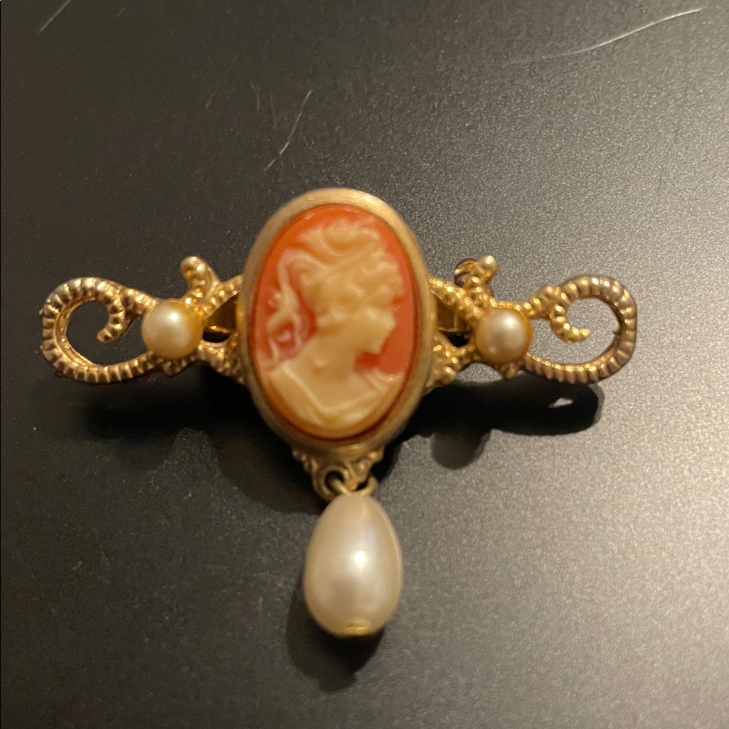 Vintage Victorian Goldtone Cameo Brooch With Pearls